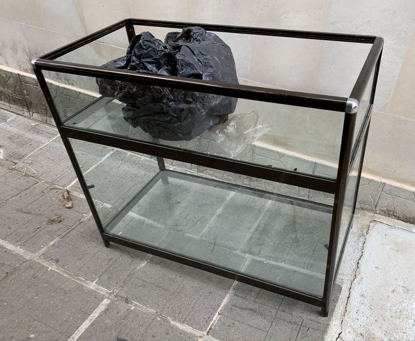 Стъклена витрина стелаж рафт бюро търговско обзавеждане комод маса