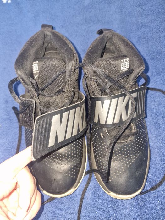 Adidasi Nike Team Hustle