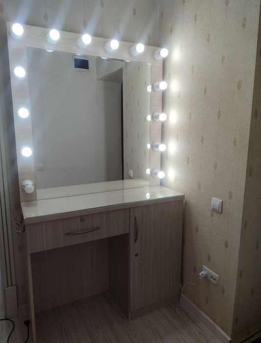 Продается стол для макияжа