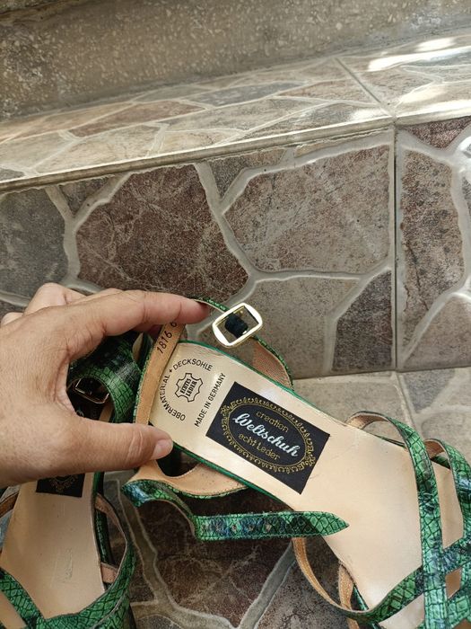 Vând sandale dama piele naturala,model deosebit, mărimea 39.