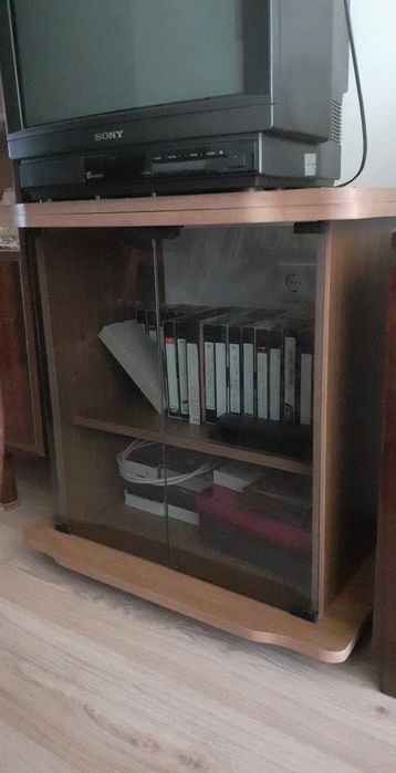 Шкаф за телевизор с подвижен плот и барче