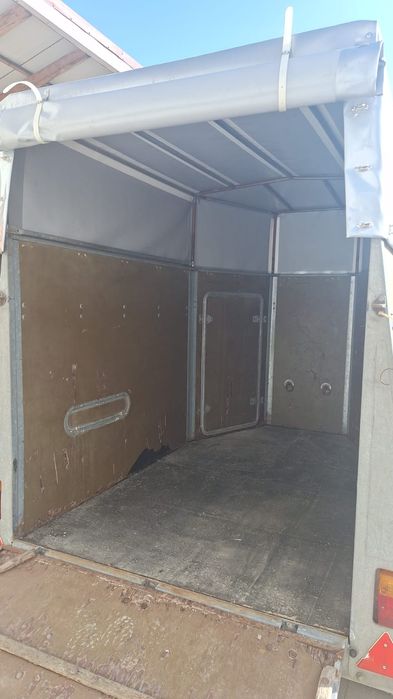 Vând remorcă pentru animale