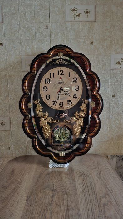 Продаю настенные часы производство Южная Корея
