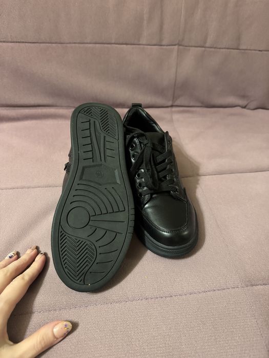 Продам женские ботинки