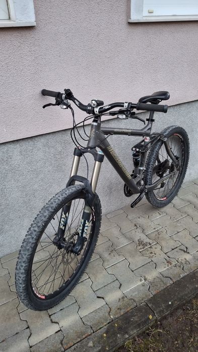 Bicicleta full suspension canyon