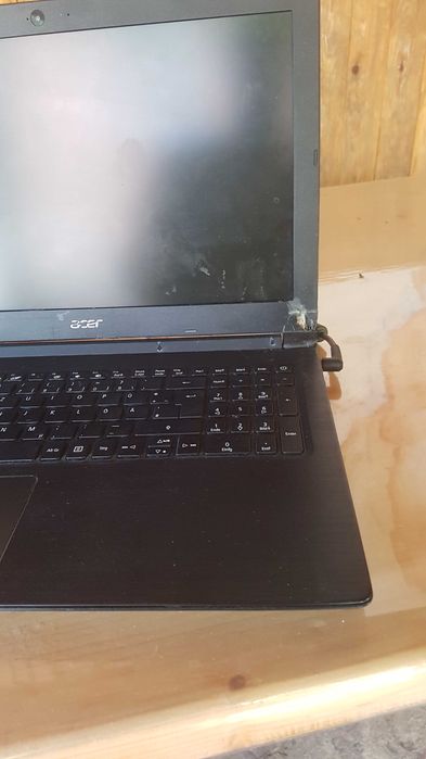 Продавам ACER A315-41-R9VO Счупена матрица