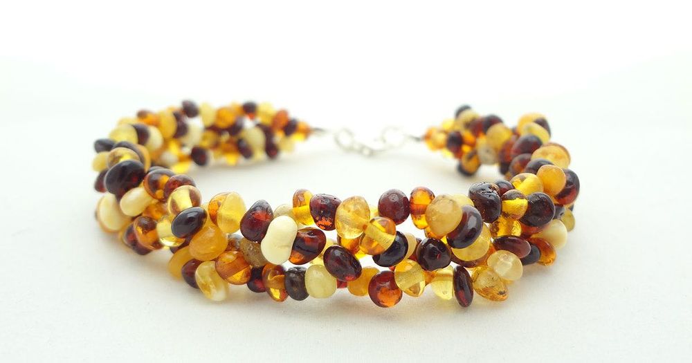 Елегантна гривна от полиран кехлибар. Плетка, шарена.