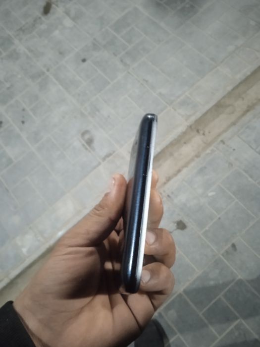 Samsung dous  ishlashi yaxshi aybi ekranda qorasi bor