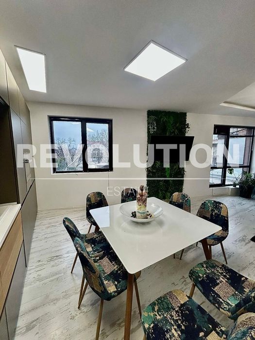 Тристаен апартамент  в района на Център!