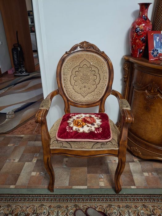 Стол со стульями