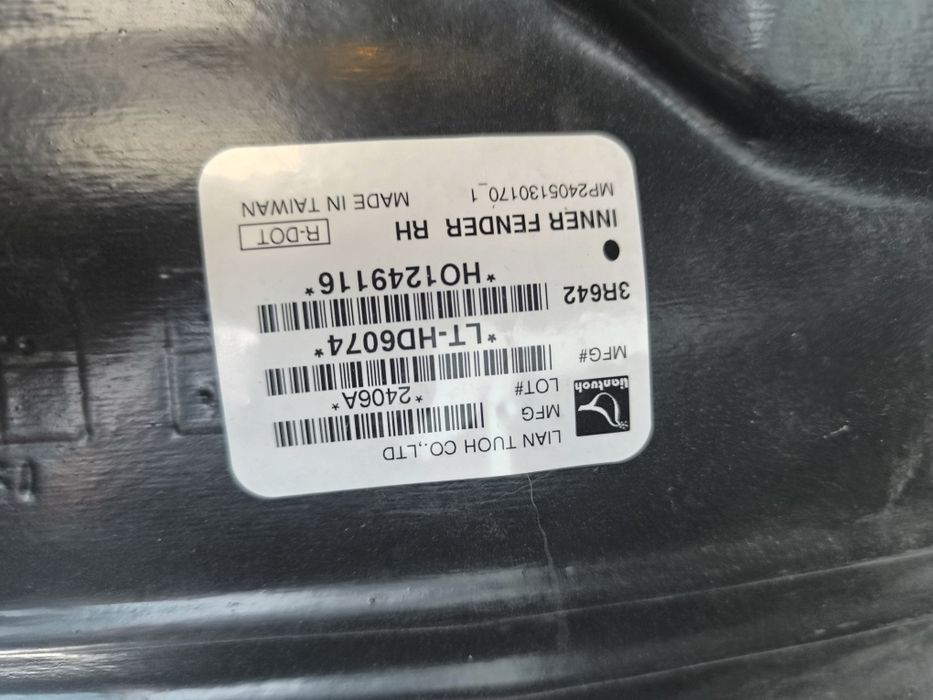 Подкрылок передний правый