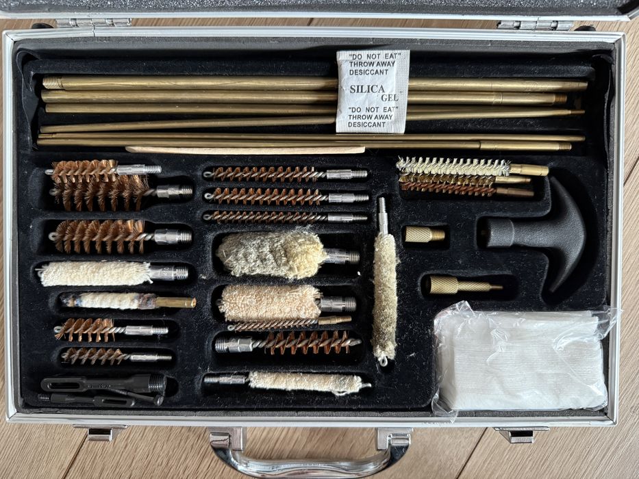 Trusă profesională pentru curățare arme – în cutie aluminiu