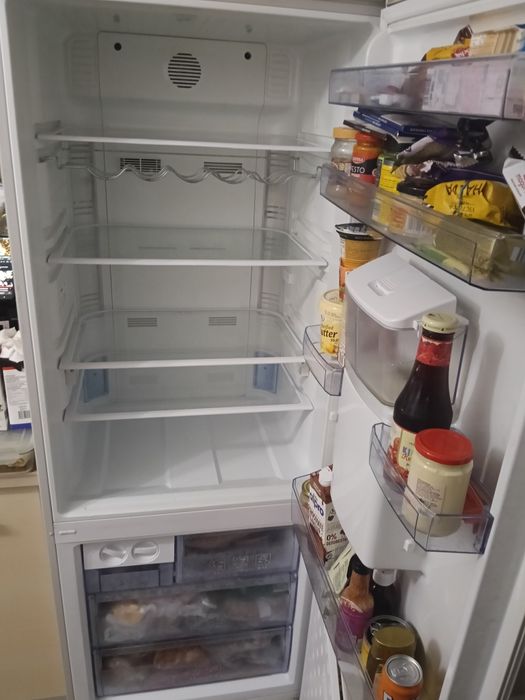 Vând combina frigorifica BEKO A++