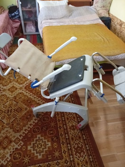 Количка за баня за трудноподвижни хора