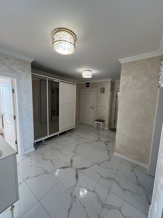 Тристаен Апартамент с ПАРКОМЯСТО, 2 бани, 2 спални до Катедралата.