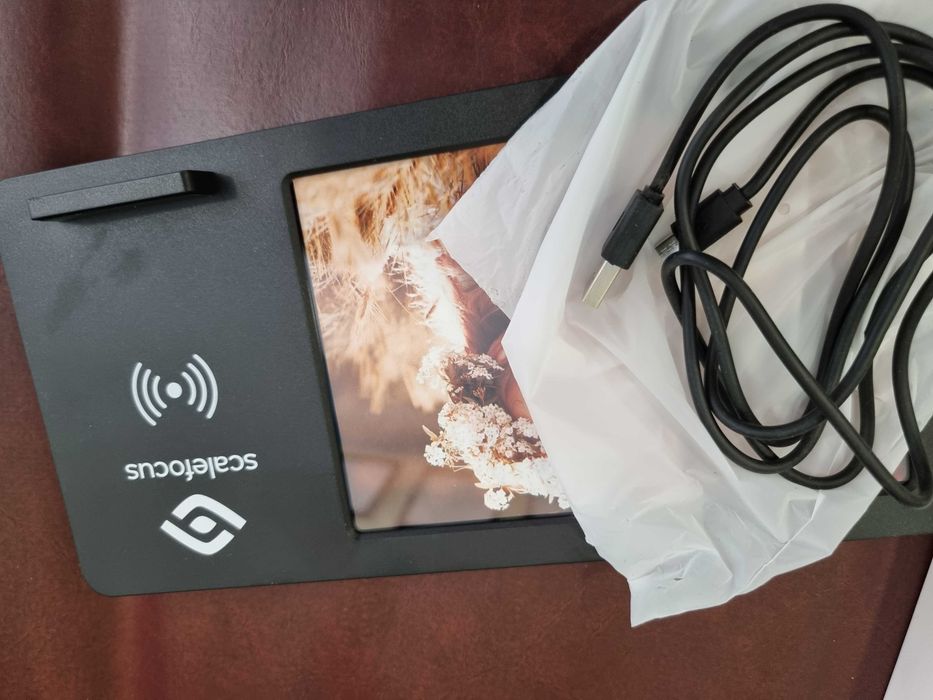 Фото рамка със бежично зарядно