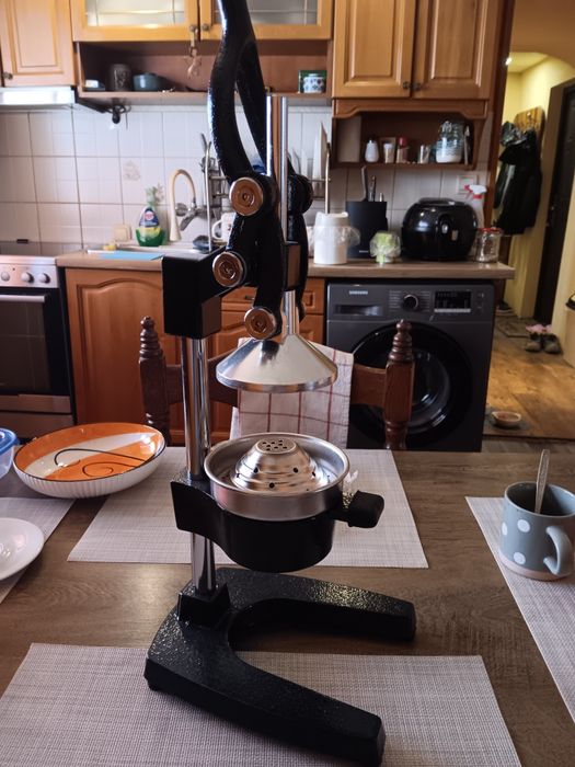 Ръчна сокоизстисквачка