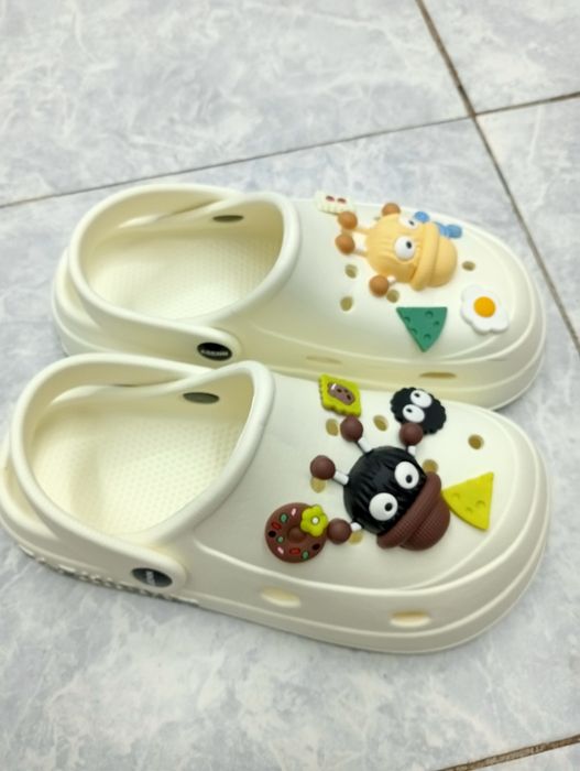 Продаются Crocs.