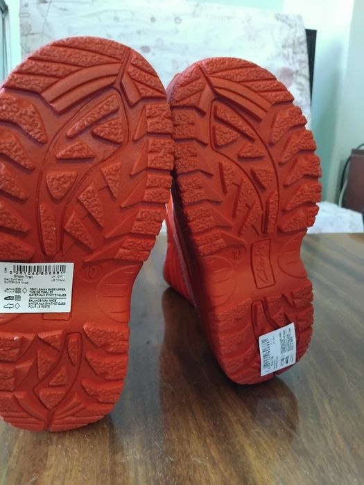 Водоустойчиви нови Clarks,  номер 28.