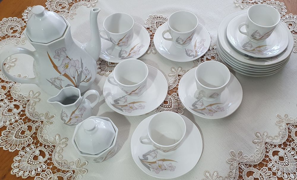 Vând servici pentru cafea sau ceai din porțelan fin