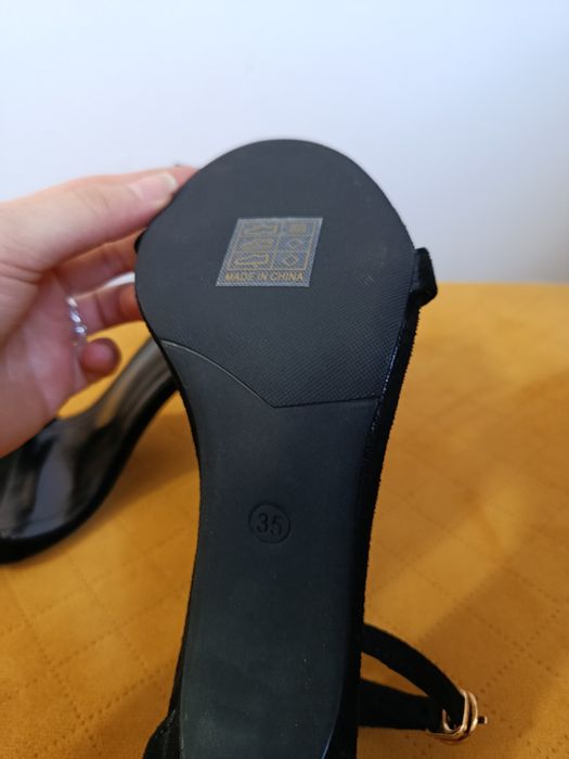 Sandale negre cu toc