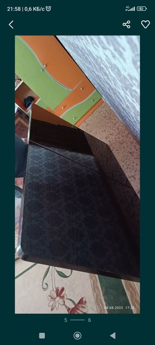 Стол с стульями.