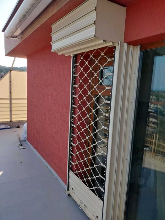 Ролетна охранителна щора за врата