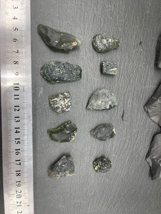 истински скъпоценен камък молдавит, метеорити, кристали