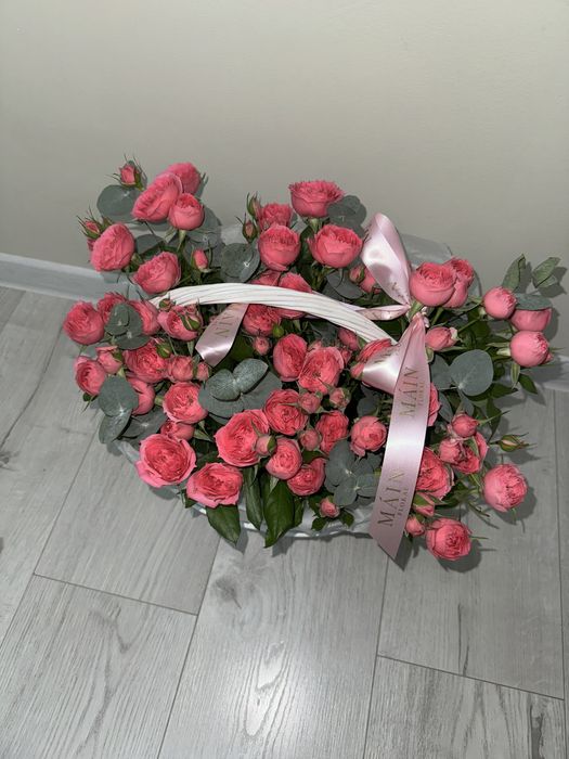 Цветы свежие с корзиной
