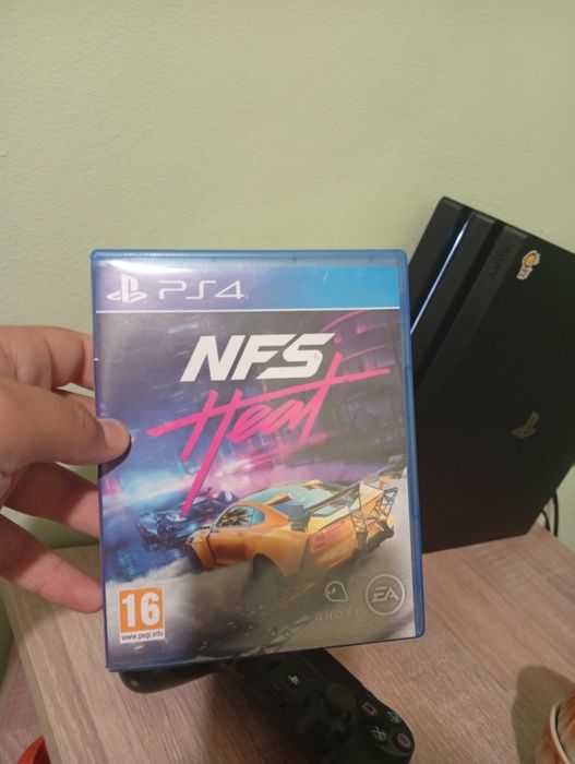Продавам PS4 pro с два контролера и  5 игри