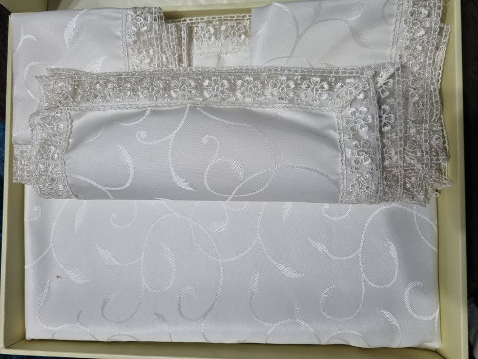 Față de masă  160×220 cu 8 servetele de dantela