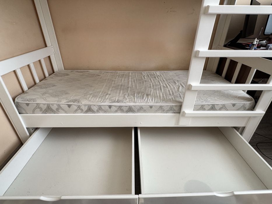 Двухъярусная кровать