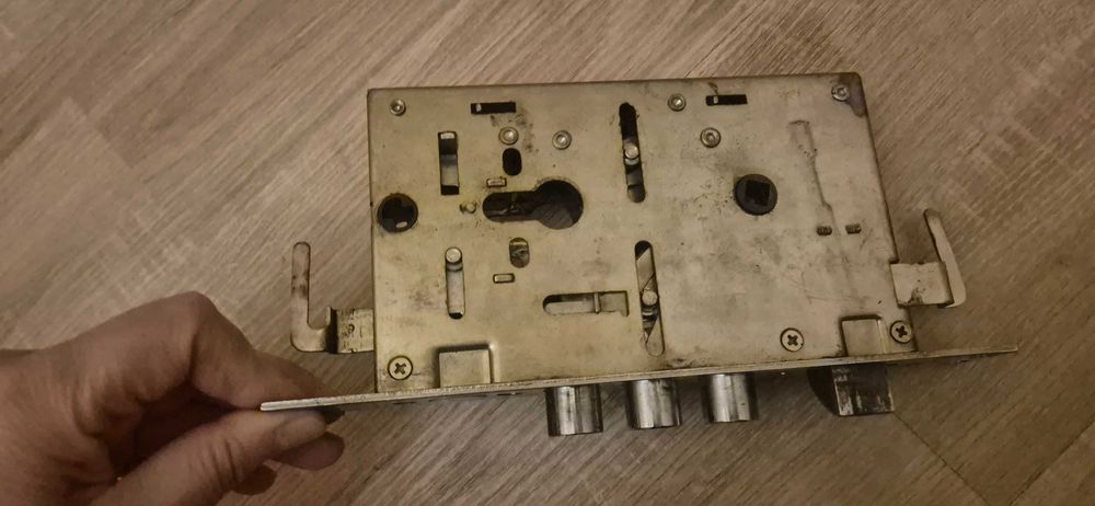 Продавам брава патрон и дръжки за врата