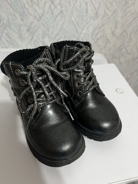 Продам обувь( детские ботинки)