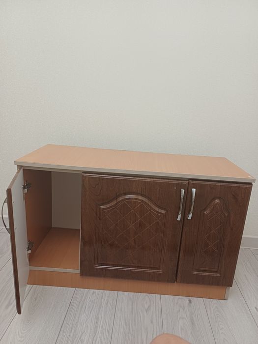 Деревянная тумба,трехдверная