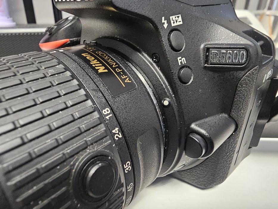Nikon D5600 DSLR sau schimb cu obiectiv canon  70-200