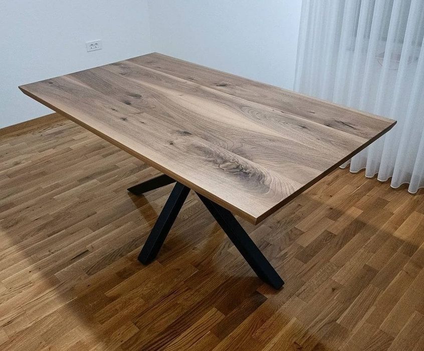 Трапезна маса от масив орех