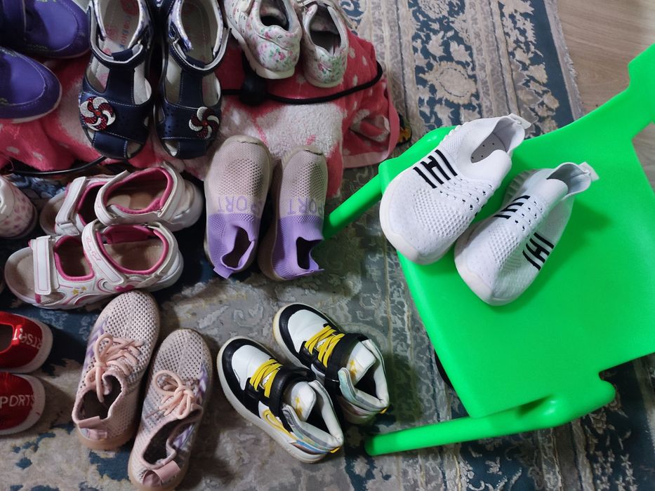 Продам б/у детскую обувь на девочку