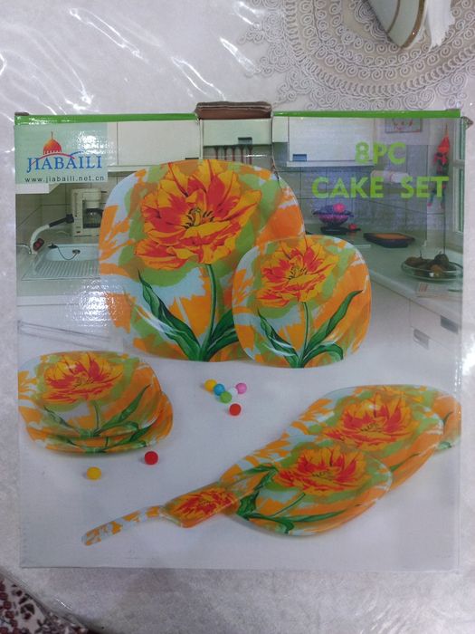 Тортница и блюдца