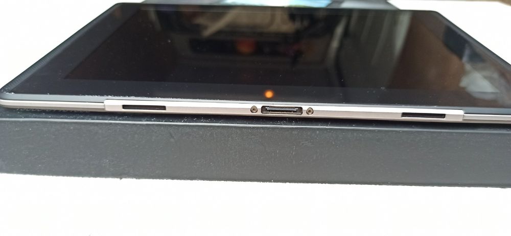 Asus Eee Pad Transformers TF101 și Padfone Station