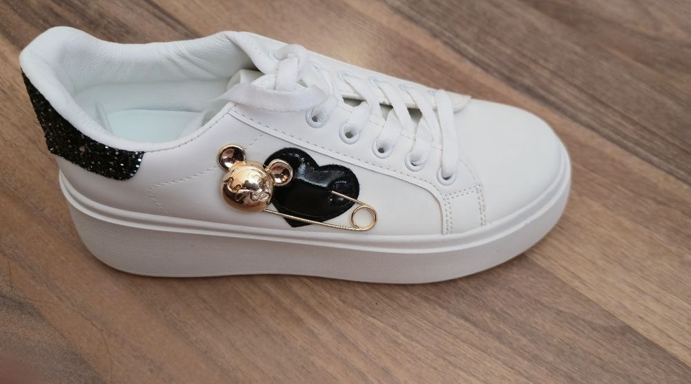 Нови бели кецове