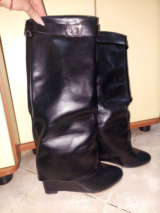 Дамски черни чизми