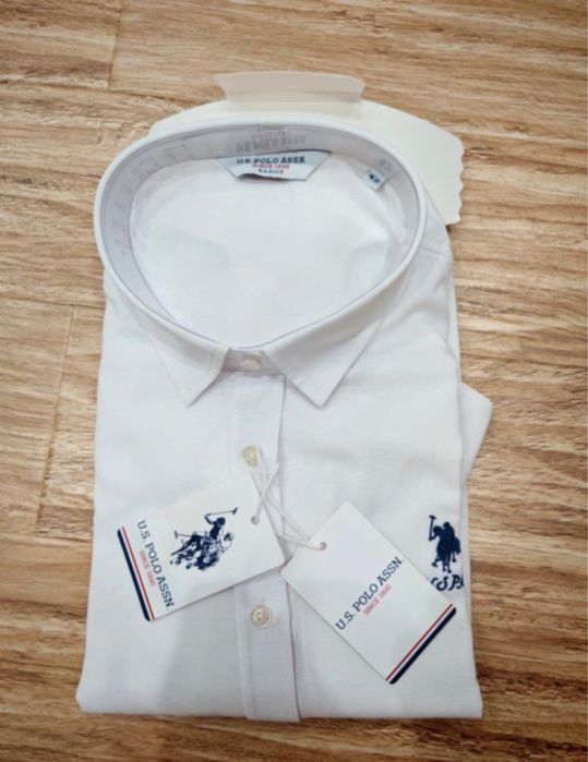 Camasa Polo cu eticheta.