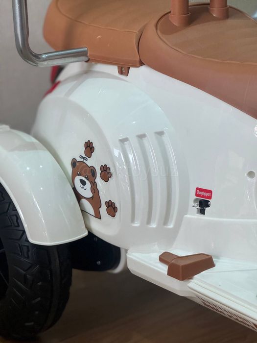 Детский мотоцикл Vespa 12V с музыкой, 3-6 лет, до 30 кг