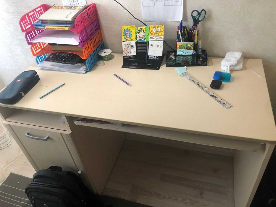 Шкаф угловой и стол письменный