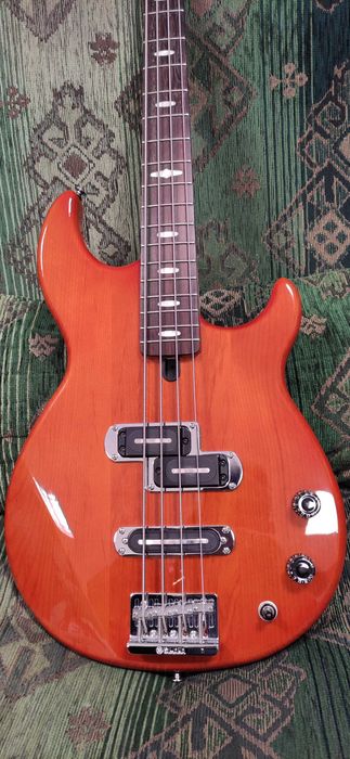 Бас китара YAMAHA BB 1024