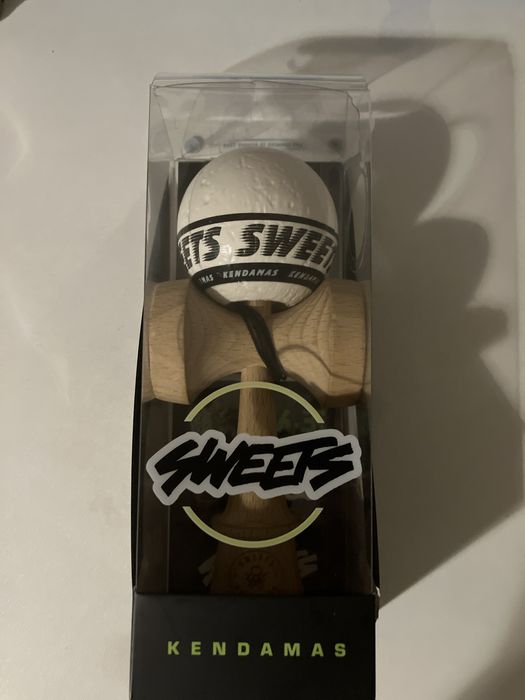 Kendama este 85% nouă si este semnată de Marcus Sava si cu tot cu cuti