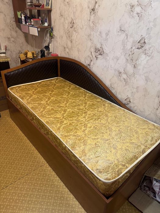 Продам кровать деревянную.