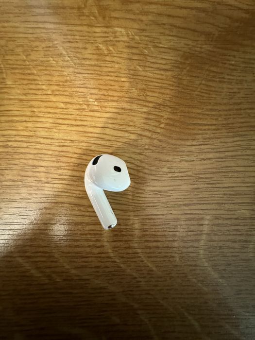 Airpods 4 лява слушалка