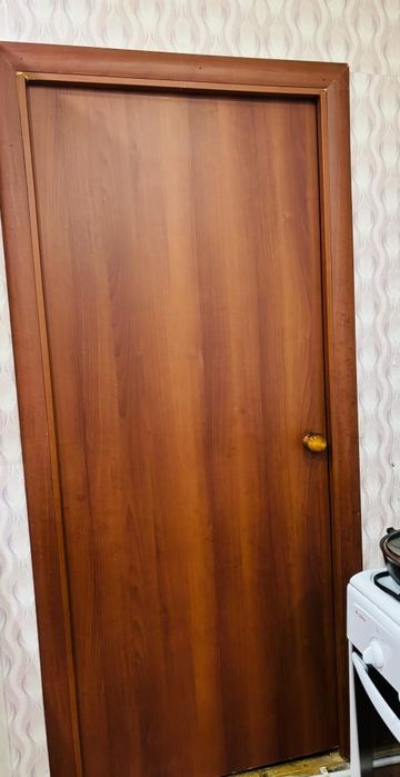 Дверь и линолеум